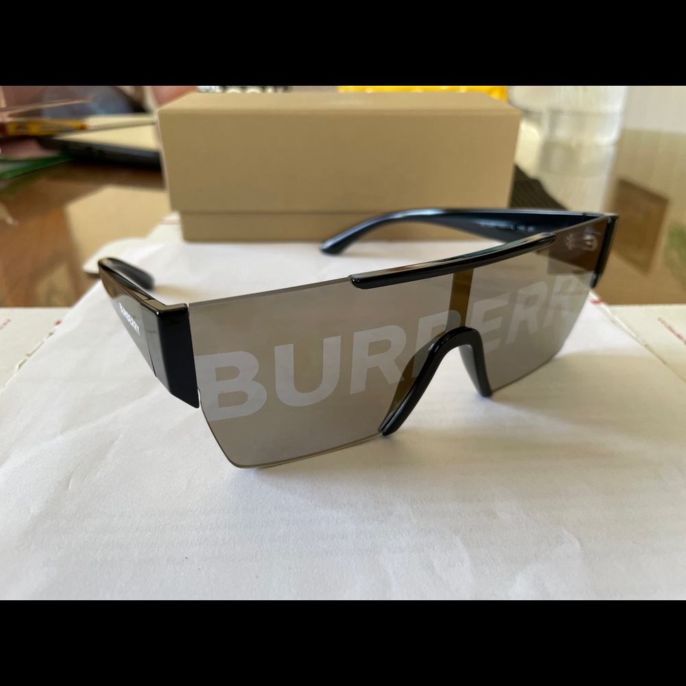 Burberry sunglasses 4291 flawless! Mint condition